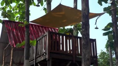 Ahşap panelden parkta küçük bir çardak gibi görünüyor.