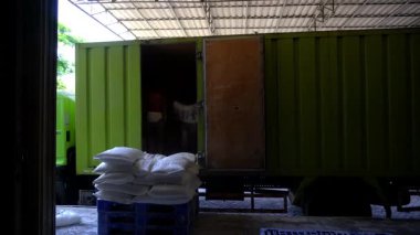 Pasuruan, Endonezya - 20 Haziran 2024: Depoda yiyecek, çuval, makine ve kamyon gibi güzel görünün
