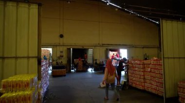 Pasuruan, Endonezya - 20 Haziran 2024: Depoda yiyecek, çuval, makine ve kamyon gibi güzel görünün