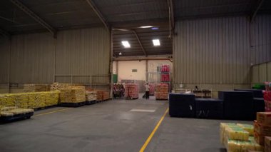 Pasuruan, Endonezya - 20 Haziran 2024: Depoda yiyecek, çuval, makine ve kamyon gibi güzel görünün