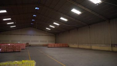 Pasuruan, Endonezya - 20 Haziran 2024: Depoda yiyecek, çuval, makine ve kamyon gibi güzel görünün