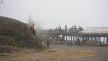 Kelud, Endonezya - 14 Ocak 2026: Dağların tepesinde yoğun duman görünüyor