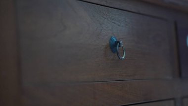 Kapı kolunun ahşap üstüne çelik olması harika görünüyor.