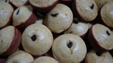 Kahverengi renkli kek kasesinde enfes görünüyor.