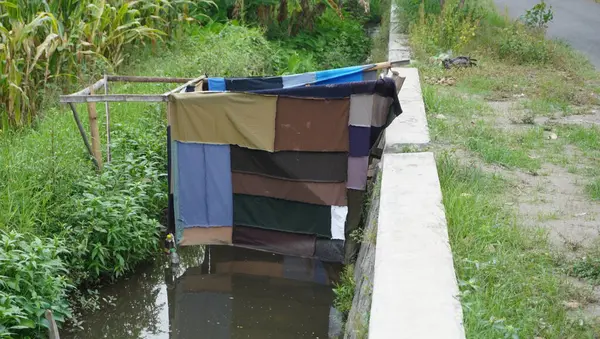 Köyün küçük nehri harika görünüyor.