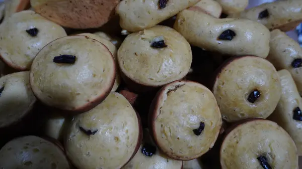 Kahverengi renkli kek kasesinde enfes görünüyor.