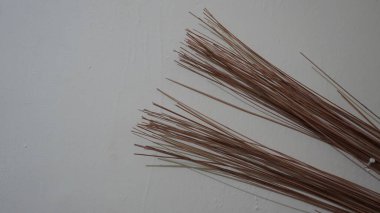 Duvarın yanındaki süpürge sopası.