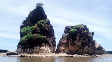 Sahildeki ikiz kayaların güzelliği ve benzersizliği