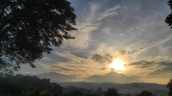 Doğa sahnesinin resimsel görüntüsü