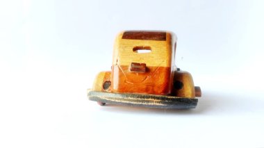 Tahta oyuncak araba, klasik ve el yapımı eski model.