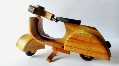 Beyaz arkaplanda Tahta Scooter Modeli