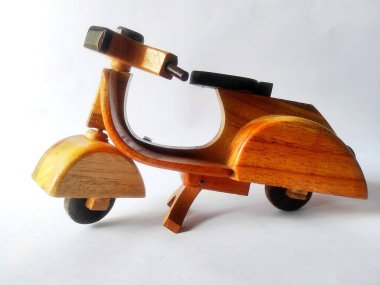 Beyaz arkaplanda Tahta Scooter Modeli