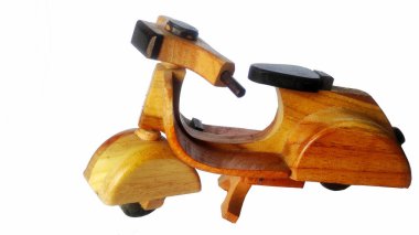 Beyaz arkaplanda Tahta Scooter Modeli