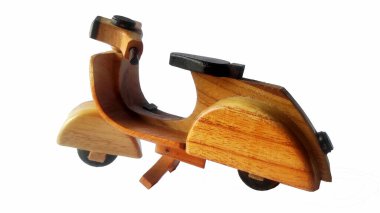 Beyaz arkaplanda Tahta Scooter Modeli