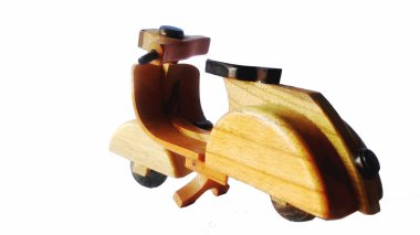 Beyaz arkaplanda Tahta Scooter Modeli