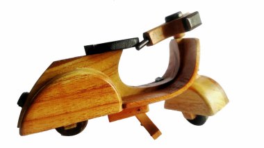 Beyaz arkaplanda Tahta Scooter Modeli