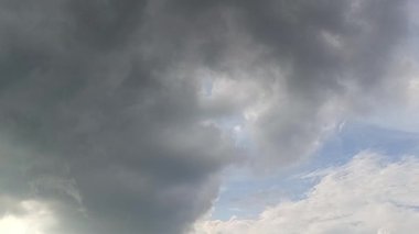 Gökyüzünde güzel beyaz ve siyah bulutlar.