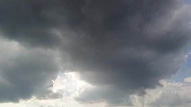 Gökyüzünde güzel beyaz ve siyah bulutlar.