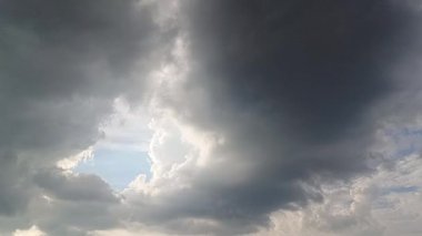 Gökyüzünde güzel beyaz ve siyah bulutlar.