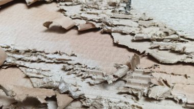 Soyut karton yüzey arkaplanı ve yırtık karton doku.