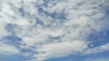 Dağınık Bulutlu Engin Mavi Gökyüzü Arkaplanı