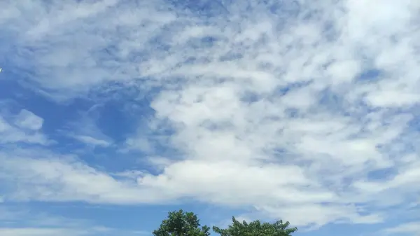 Dağınık Bulutlu Engin Mavi Gökyüzü Arkaplanı