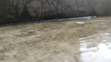 Yağmur yağdığında oluşan su birikintileri. Yağmur suyunun doğal sıçraması..