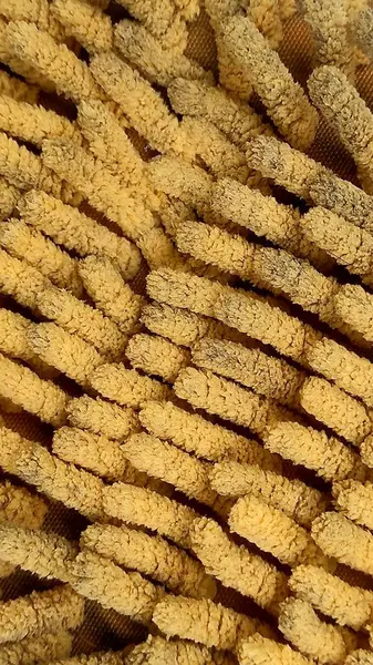 Sarı, yüksek desenli kumaşın detaylı yakın çekim görüntüsü.