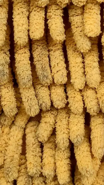 Sarı, yüksek desenli kumaşın detaylı yakın çekim görüntüsü.