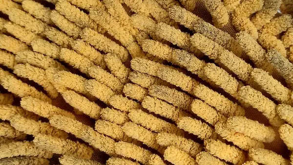 Sarı, yüksek desenli kumaşın detaylı yakın çekim görüntüsü.