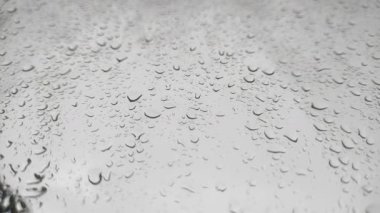 Şeffaf ortamda yağmur damlası deseninin arkaplanının güzelliği.