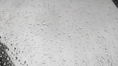 Şeffaf ortamda yağmur damlası deseninin arkaplanının güzelliği.