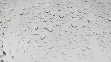 Şeffaf ortamda yağmur damlası deseninin arkaplanının güzelliği.