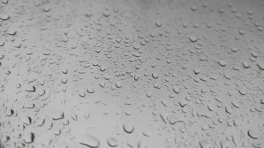 Şeffaf ortamda yağmur damlası deseninin arkaplanının güzelliği.