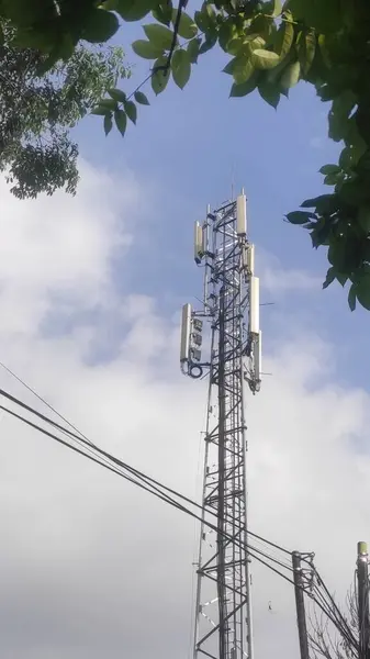 Mavi ve Bulutlu Gökyüzü Altında Telekomünikasyon Kulesi