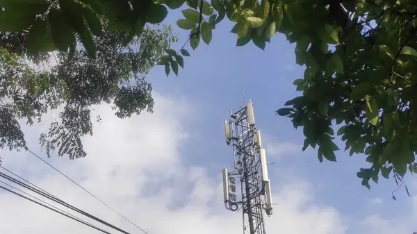 Mavi ve Bulutlu Gökyüzü Altında Telekomünikasyon Kulesi