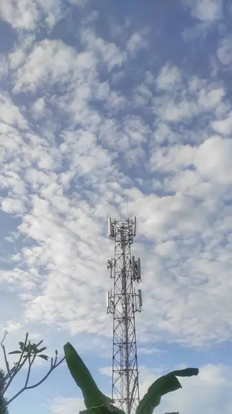 Mavi ve Bulutlu Gökyüzü Altında Telekomünikasyon Kulesi