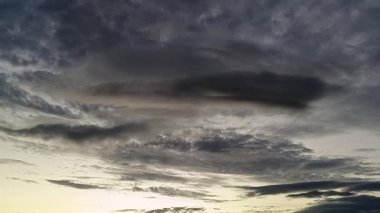 Şehrin varoşlarında bulutlu bir gün doğumu