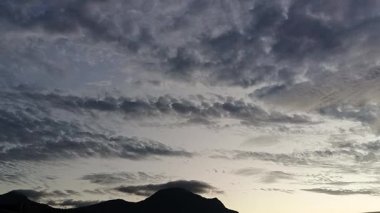 Şehrin varoşlarında bulutlu bir gün doğumu