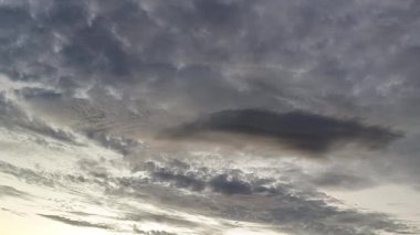 Şehrin varoşlarında bulutlu bir gün doğumu