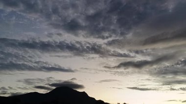 Şehrin varoşlarında bulutlu bir gün doğumu