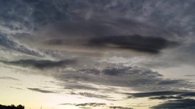 Şehrin varoşlarında bulutlu bir gün doğumu