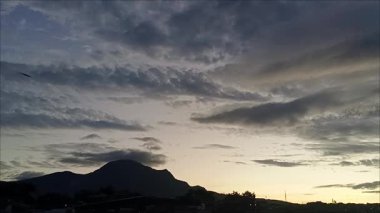 Şehrin varoşlarında bulutlu bir gün doğumu