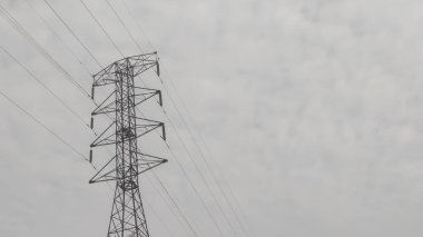 Bulutlu Gökyüzündeki Güç Hatları. Güç hatları ve Yüksek Voltaj Kabloları.
