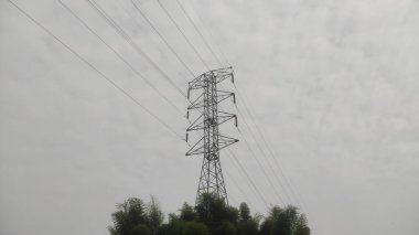 Bulutlu Gökyüzündeki Güç Hatları. Güç hatları ve Yüksek Voltaj Kabloları.