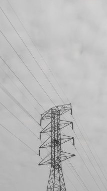 Bulutlu Gökyüzündeki Güç Hatları. Güç hatları ve Yüksek Voltaj Kabloları.