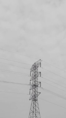Bulutlu Gökyüzündeki Güç Hatları. Güç hatları ve Yüksek Voltaj Kabloları.