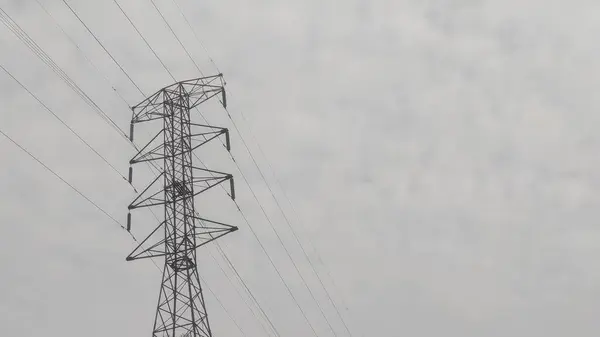 Bulutlu Gökyüzündeki Güç Hatları. Güç hatları ve Yüksek Voltaj Kabloları.