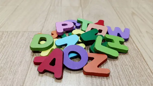 Tahta küplerin alfabesi. öğrenme kavramı