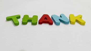 Beyaz arkaplanda yazılan teşekkür ederim.